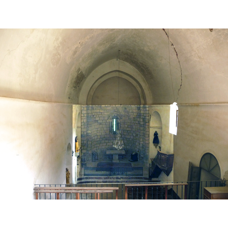 Source caption: "Sant Esteve de Saorra al Conflent, nau amb dues absidioles davant l'arc triomfal."