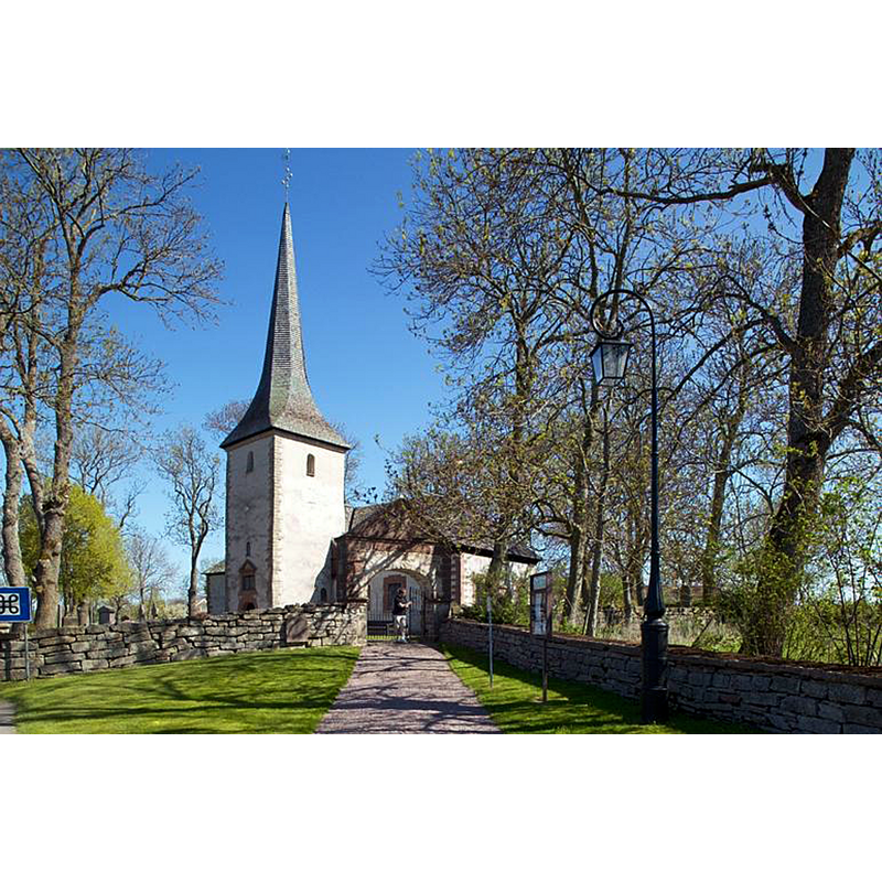 the canonical orientation of the building had been changed in the 18thC modifications, pointing the chancel towards the south, instead of te east -- Source caption: "Den är byggd på 1100-talet med ett något senare torn. Utbyggnad av norra korsarmen 1721-1729 och södra korsarmen 1733-1737. I samband med utbyggnaden orienterades koret åt söder."