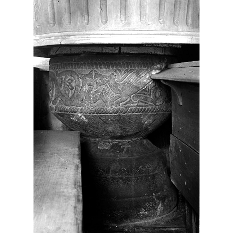 Source caption: "Marums kyrka. Dopfunt under predikstolen."