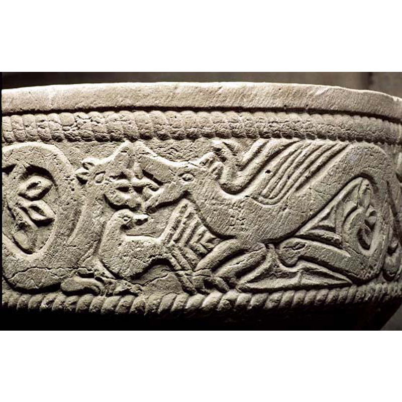 two facing -perhaps fighting- dragons with a bird between them; the tail of the bird (a male peacock?) opens rowards to the right and crates a background pattern behing the dragon on the right