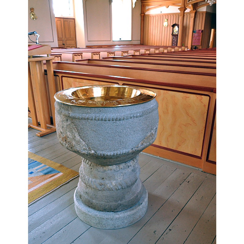 the small round plinth is modern; the large repair to the basin is visible here -- Source caption; "1200-talsdopfunten som tillhört Smula kyrka"