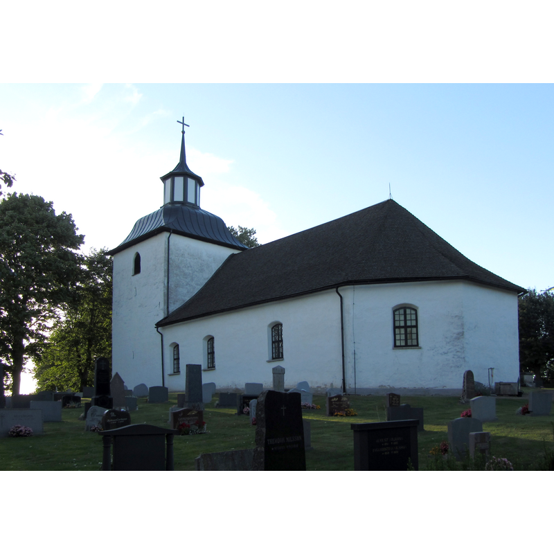 Source caption: "Odensåkers kyrka och kyrkogård. Kyrkan och kyrkogården ligger väster om sjön Östen i södra Vadsbo härad i nordöstra Västergötland"