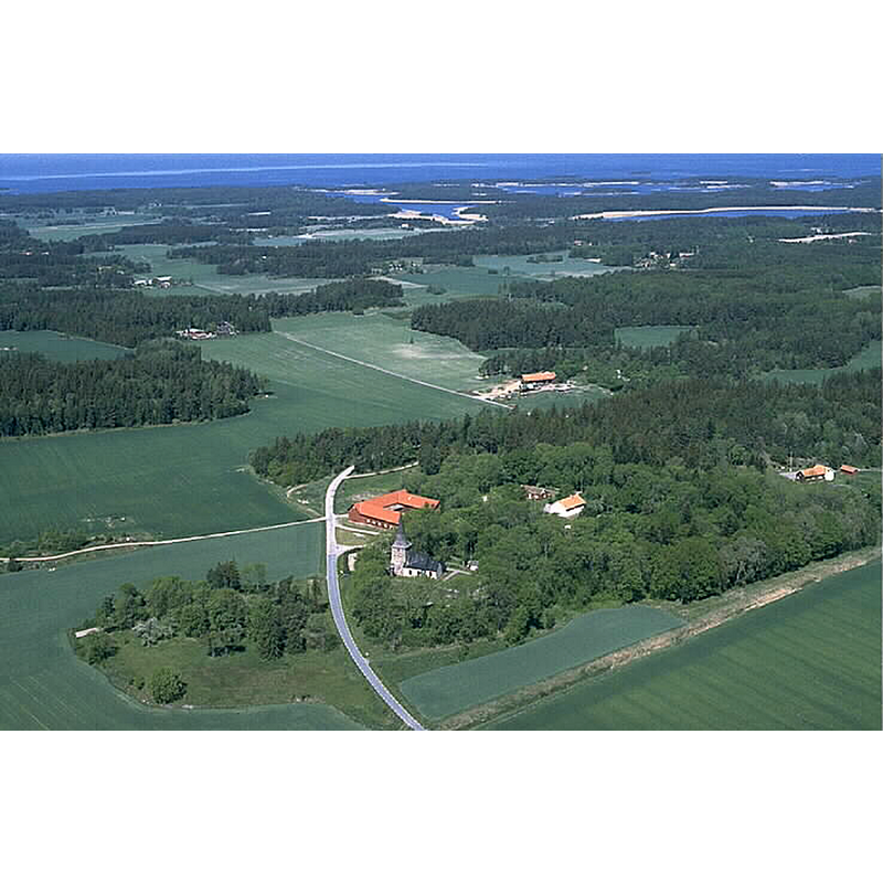 Source caption: "Strö kyrka i bildens nedre del."