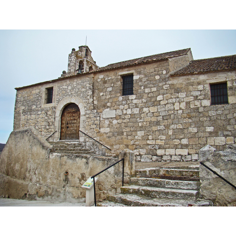 Source caption: "Iglesia románica de la Vera Cruz o Invención de la Cruz en la localidad segoviana de Cuevas de Provanco. Fue restaurada en 1991. Vista de las escaleras de acceso."