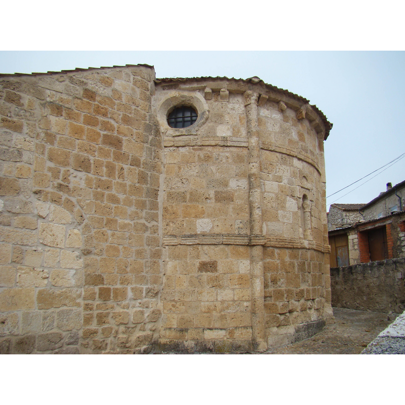 Source caption: "Iglesia románica de la Vera Cruz o Invención de la Cruz en la localidad segoviana de Cuevas de Provanco. Fue restaurada en 1991. Vista del ábside."