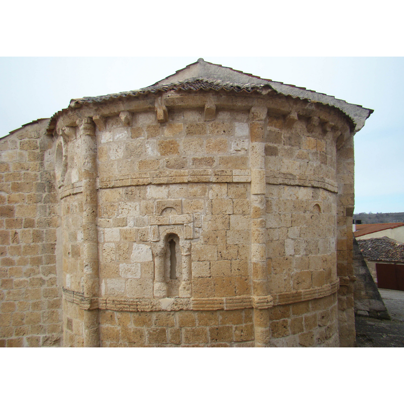 Source caption: "Iglesia románica de la Vera Cruz o Invención de la Cruz en la localidad segoviana de Cuevas de Provanco. Fue restaurada en 1991. Ábside y ventana románica."