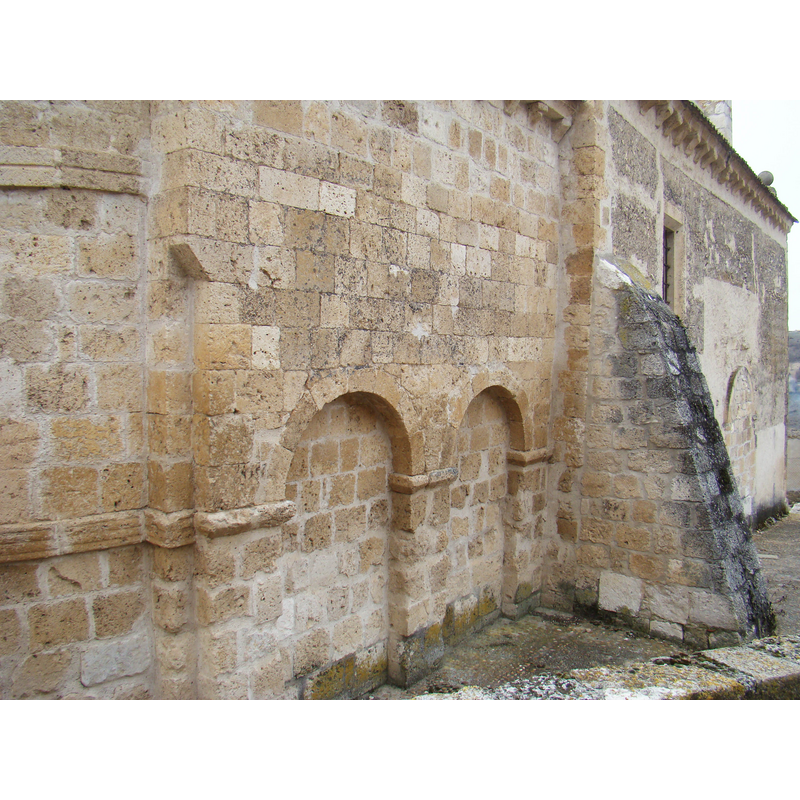 Source caption: "Iglesia románica de la Vera Cruz o Invención de la Cruz en la localidad segoviana de Cuevas de Provanco. Fue restaurada en 1991. Único contrafuerte en el muro norte, en el lugar donde se unen el presbiterio y la nave."
