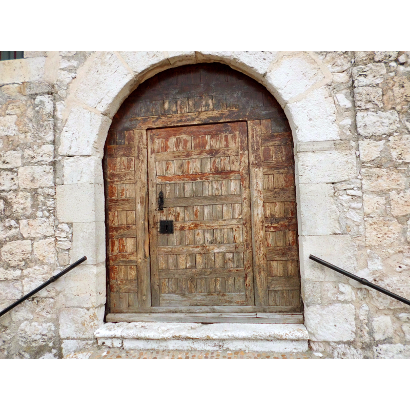 Source caption: "Iglesia románica de la Vera Cruz o Invención de la Cruz en la localidad segoviana de Cuevas de Provanco. Puerta de acceso en el muro sur. Fue restaurada en 1991."