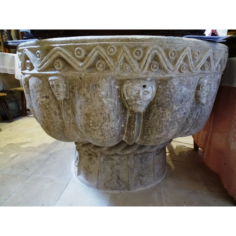the sharp arrises between the braod ribs have human heads at the upper end