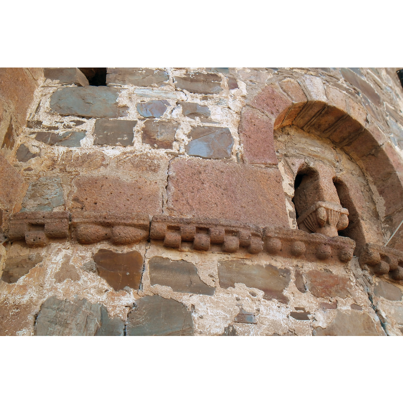 most of the ledge here is of the 'taqueado jaqués' pattern, but the left part of it deviates from the pattern