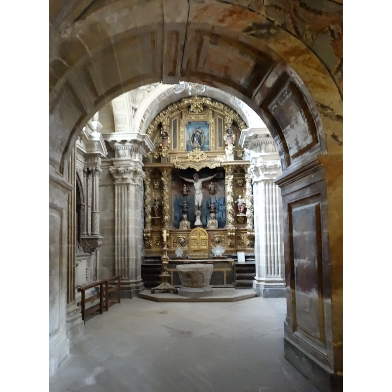 the medieval font in the Capilla de Juan de Castrejana -- Source caption: "Iglesia de Nuestra Señora de la Asunción en Briones, La Rioja (España). Capilla de Juan de Castrejana y de las Cuevas, natural de Briones, contador del Trubunal de la Inquisición de Toledo. Muro del Evangelio. La capilla fue realizada por Juan de Raón y Pedro de la Puente. Retablo barroco de 1680 de Fernando de la Peña con un cristo, relicarios y santos."