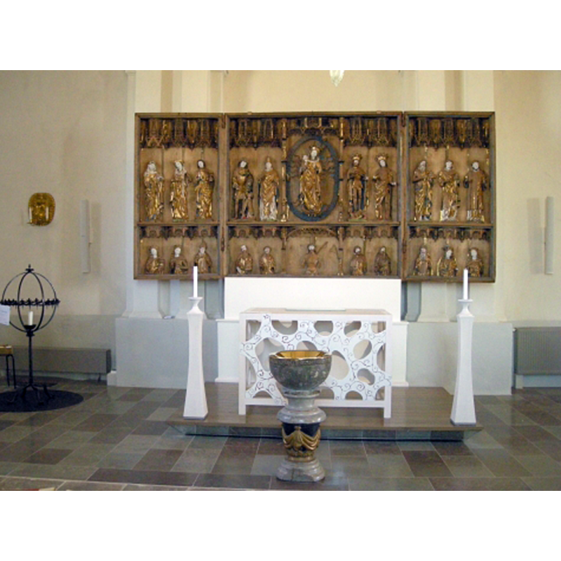 the late-17thC font by the 14thC retable in the transept