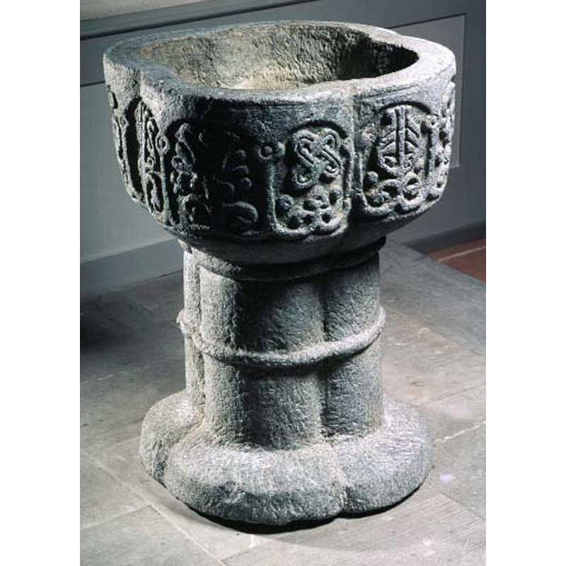 the quatrefoiled shape of the inner basin can be seen here