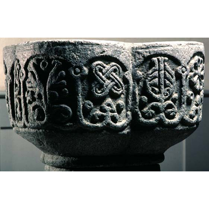 as in other fonts of this group the arcade is a 'live' structure that has stylised capitals and where the supporting columns continue across the bottom to form decorative shapes