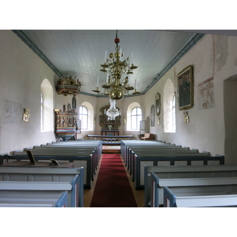the font is partially visible at the far [east] end, south side
