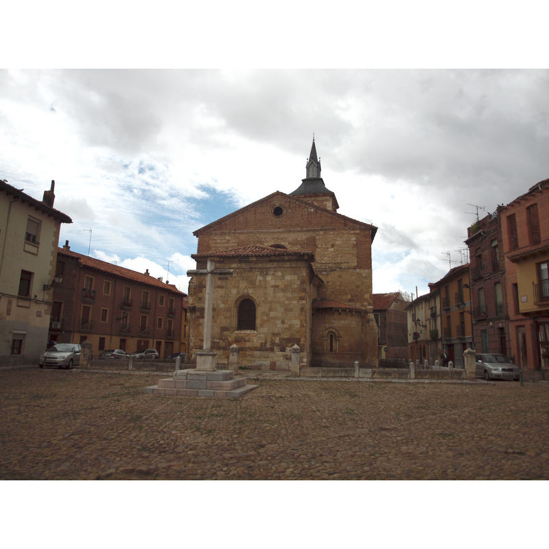 the east end of the church in the context of the Plaza del Grano
