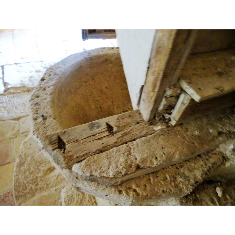 the horizontal mean across the top of the font appears to support the vertical side of the stair casing