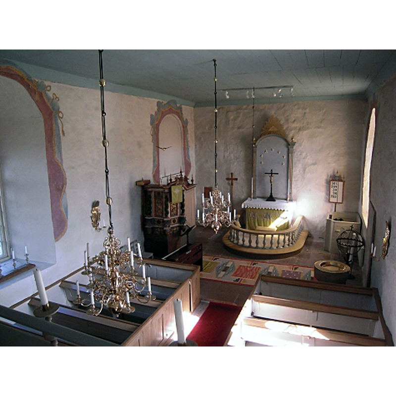 the top of the font and batismal dish are visible in the southeast corner, by the south window