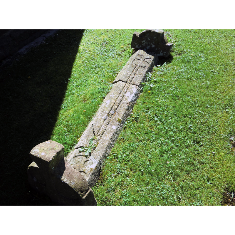 Source caption: "Romansk grav från sent 1000-tal eller tidigt 1100-tal vid Gösslunda kyrka, Kålland."