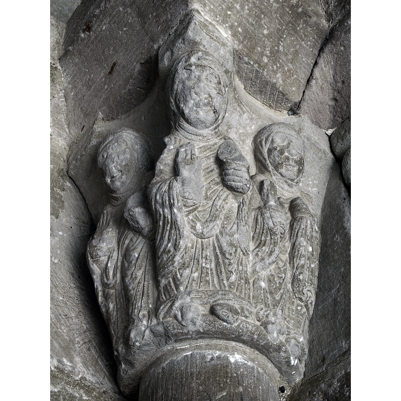 Source caption; "Su puerta de acceso está formada por cuatro arquivoltas y ricamente esculpidos con motivos historiados los cuatro capiteles dónde se apoyan las dos arquivoltas intermedias. En los capiteles del lado derecho se representó la resurrección de Cristo, en el más interior se ven a las tres Marías"