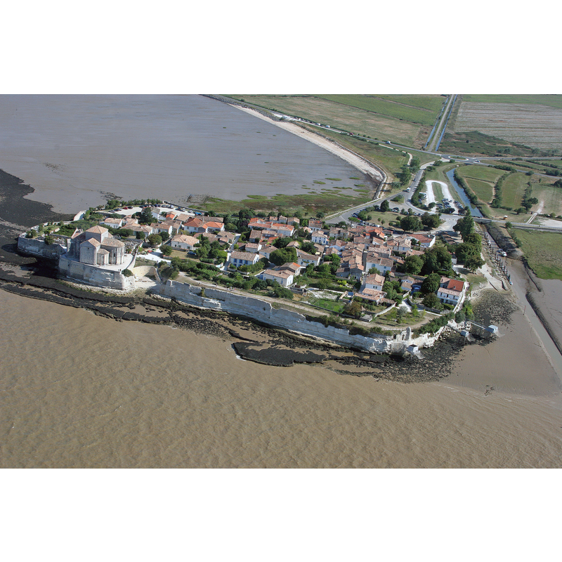 Source caption; "Ancienne bastide et port de pèche, située sur une presqu'il rocheuse, Talmont-sur-Gironde est un haut-lieu touristique. Les petites rues, bordées de roses trémières, aux maisons blanchies réflètent la sérénité et le calme. Son église Sainte-Radegonde, perchée sur la falaise, sert d'amer et possède un petit cimetière marin."
