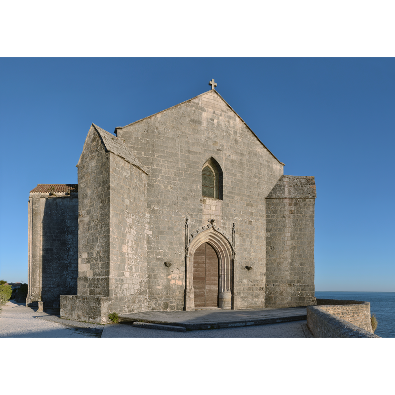 Source caption: "Façade et entrée nord-nord-ouest de l'église fortifiée (XIe, XIIe et XVIe siècles), Talmont-sur-Gironde, Charente-Maritime, France."