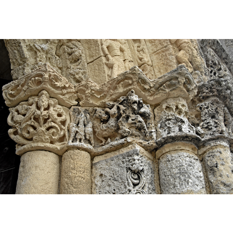 Source caption: "Sainte-Radegonde-Talmont-sur-Gironde, Kapitelle Hauptportal rechts"
