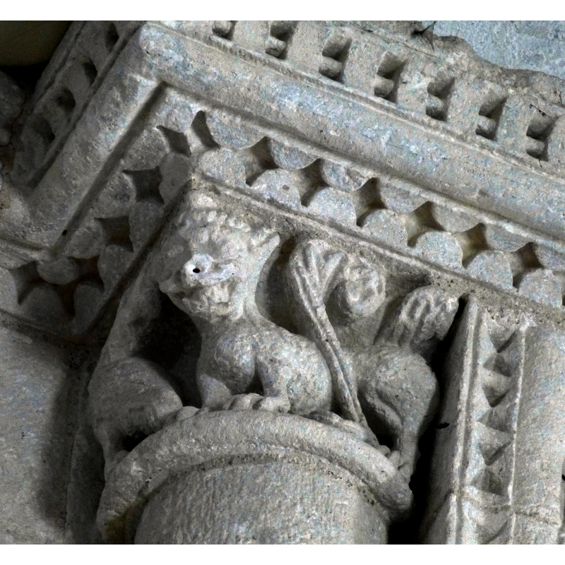 Source caption: "Talmont-sur-Gironde ( Charente-Maritime ). Kirche St.Radegund ( 12.Jhdt. ) - Apsis: Romanisches Kapitell."