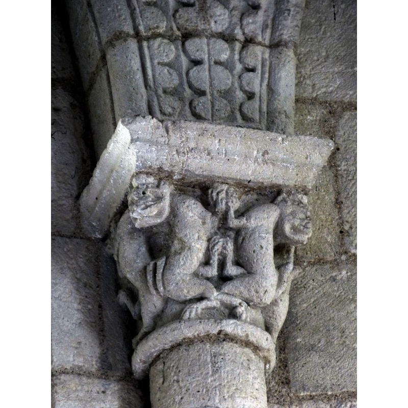 Source caption: "Talmont-sur-Gironde ( Charente-Maritime ). Kirche St.Radegund ( 12.Jhdt. ) - Apsis: Romanisches Kapitell."