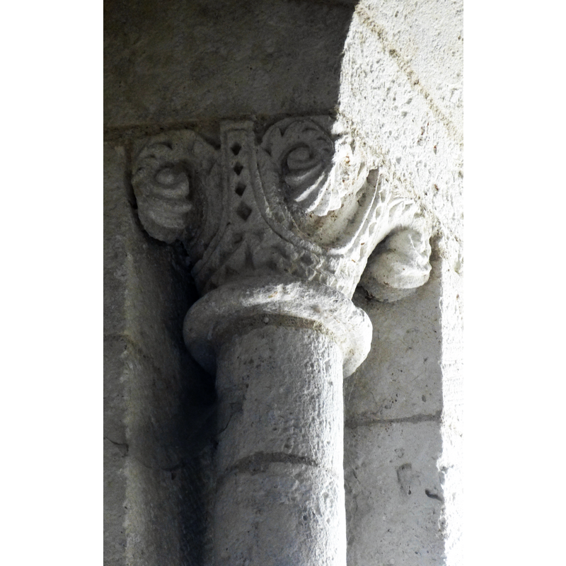 Source caption: "Talmont-sur-Gironde ( Charente-Maritime ). Kirche St.Radegund ( 12.Jhdt. ) - Apsis: Romanisches Kapitell."