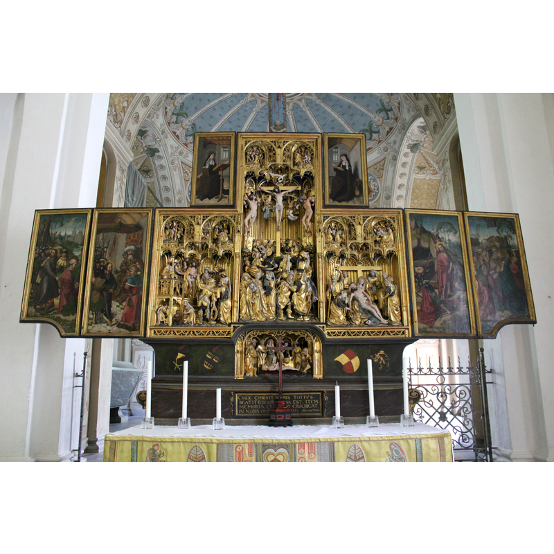 the 16thC retable by the Jan Bormans workshop of Brussels with the wing panels open