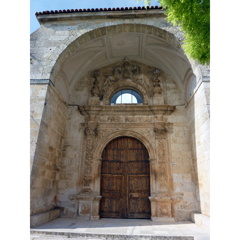 Source caption: "Portal de la iglesia de Santa Eulalia, Arauzo de Miel, provincia de Burgos, España."