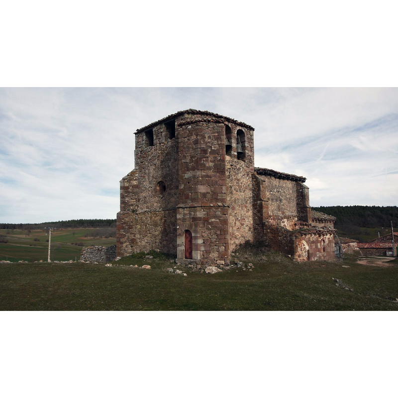 Source caption: "Iglesia de San Martin.....Ha sufrido un DERRUMBE en FEBRERO 2020...mantiene abside romanico cuadrado con canecillos y también un porche romanico....ahora tapiado para evitar hundimiento"