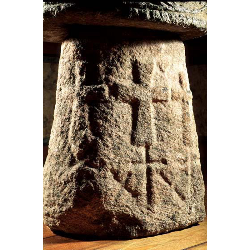 four Latin crosses and, on the sides of the one at the bottom, a saltire on each side