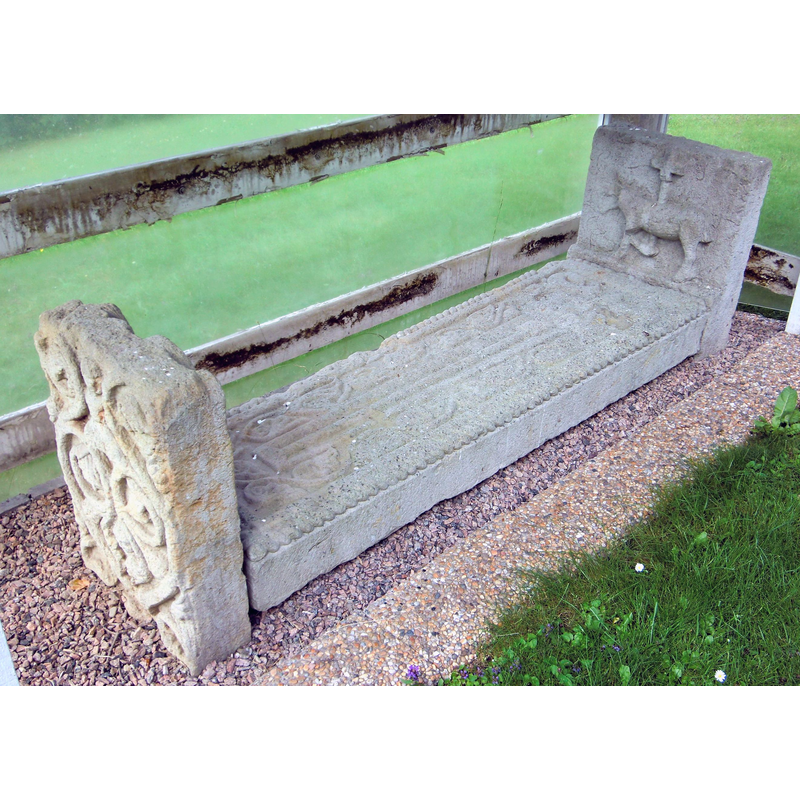 Source caption: "Romanskt gravmonument på kyrkogården vid Hällstads kyrka, Ulricehamn."