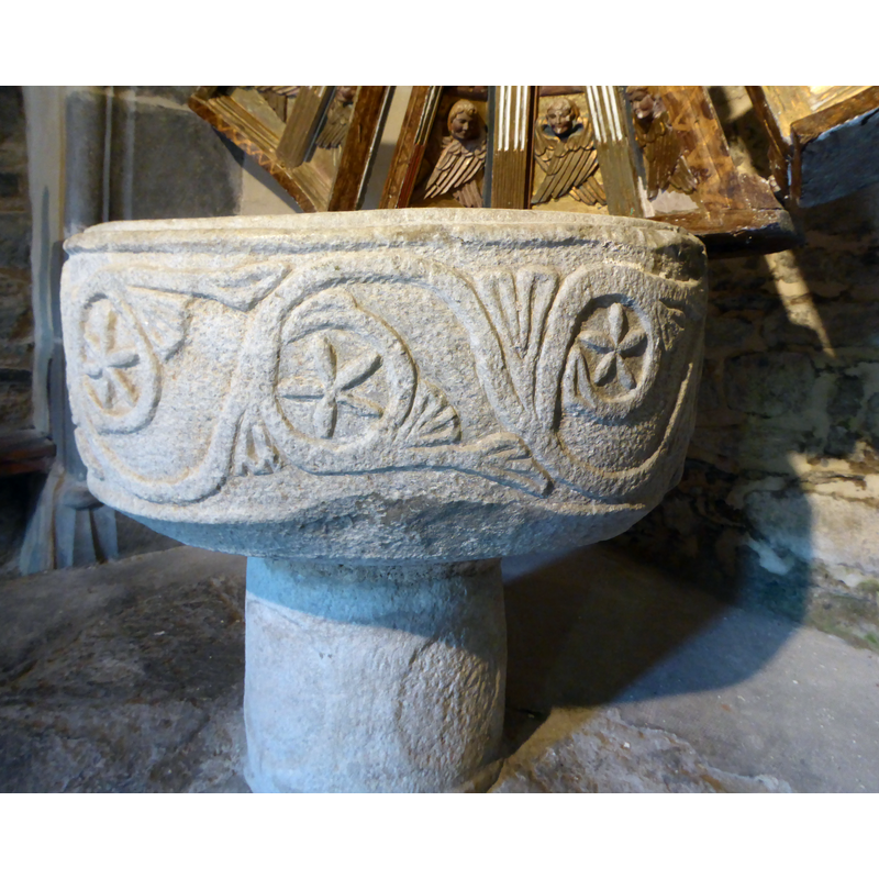 with 4- or 5-petal motifs inscribed in its twirls