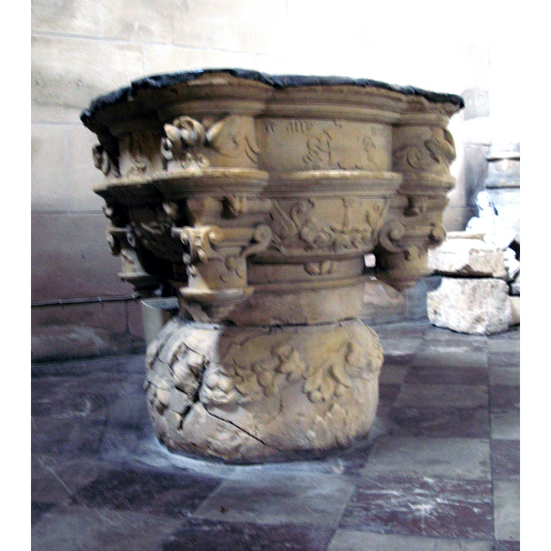 Source caption: "Montdidier (Somme, France) - Fonts baptismaux de l'église du Saint-Sépulcre."