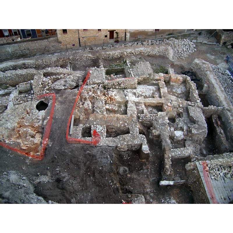 Source caption: " Excavaciones arqueológicos en la plaza de Mangana [...] espacio que en otros tiempos constituyó la alcazaba árabe, después el barrio judío y más adelante una zona repleta de casas solariegas. En la actualidad una espléndida plaza pública, denominada plaza de Mangana, integra los restos de una parte de la traza del palacio andalusí, la sinagoga judía y la iglesia de Santa María de Gracia" [www.guiaarqueologicaciudadespatrimonio.org/sites/default/cuenca/img/F. 60 Excavaciones plaza Mangana.JPG] [accessed 18 September 2020]