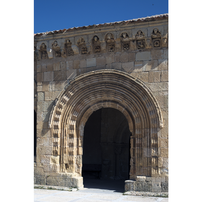 Source caption: "Kirche San Miguel Arcángel in Sotosalbos in der Provinz Segovia (Kastilien-León/Spanien), Südportal der Vorhalle"