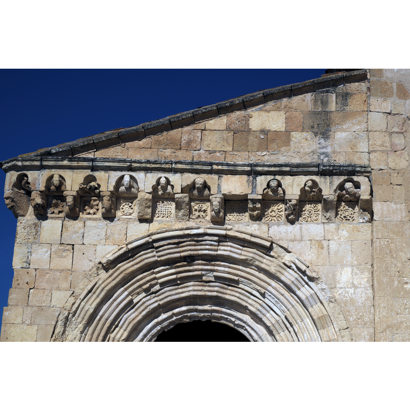 Source caption: "Kirche San Miguel Arcángel in Sotosalbos in der Provinz Segovia (Kastilien-León/Spanien), Ostportal der Vorhalle"