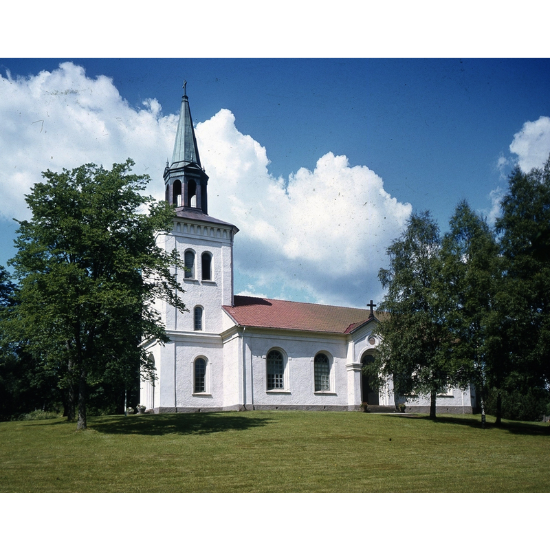 the modern Fänneslunda-Grovare kyrka that replaced the two old churches of the two villages