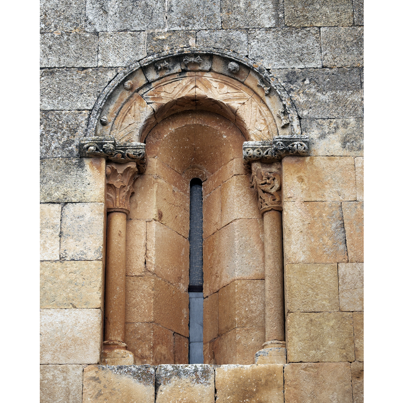 Source caption: "Kirche San Juan Bautista (Johannes der Täufer) in Moarves de Ojeda (Olmos de Ojeda) in der Provinz Palencia (Kastilien-León/Spanien), Archivoltenfenster"