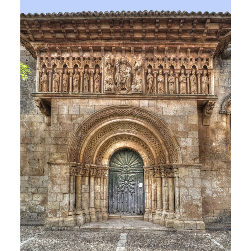 Source caption: "Esta imagen se ha compuesto con un mosaico de cuatro fotografías y corrigiendo posteriormente la deformación debida a la corta distancia focal de las tomas. La iglesia de San Juan de Moarves está en la provincia de Palencia."