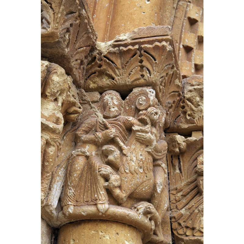 Source caption: "Kirche San Juan Bautista (Johannes der Täufer) in Moarves de Ojeda (Olmos de Ojeda) in der Provinz Palencia (Kastilien-León/Spanien), Kapitelle des Portals"