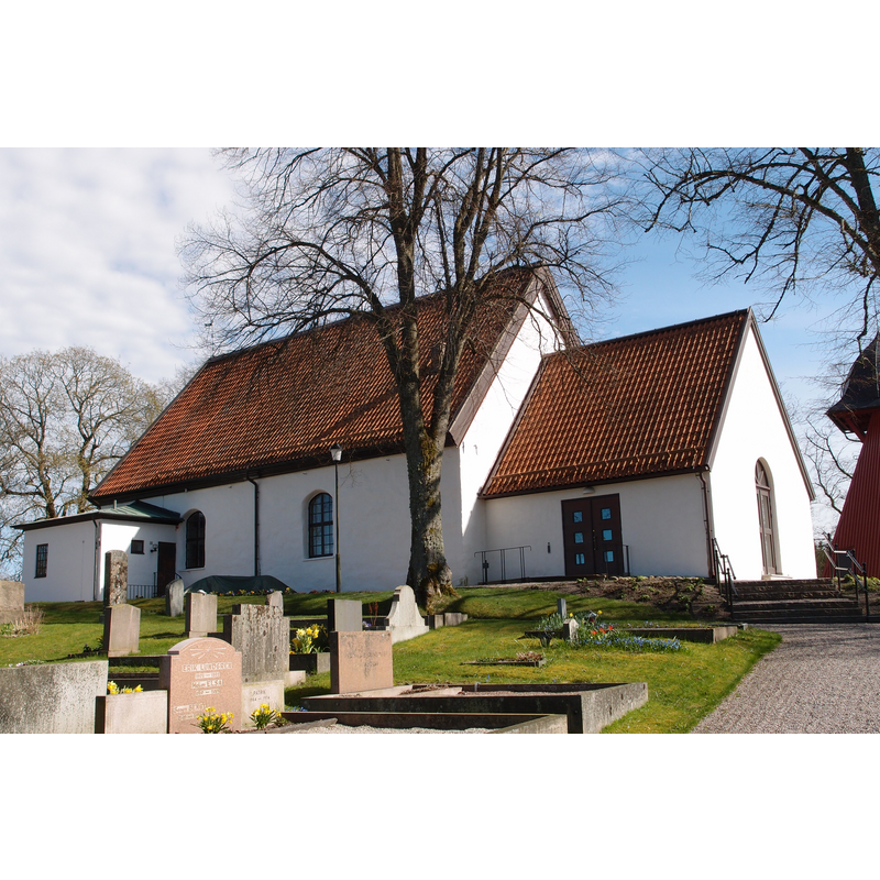 the medieval church had been replaced in 1728 but the 1722 belfry was retained; the church was modified 1939, 1966 and 2003