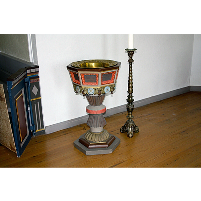 the modern font seen here at the east end of the nave, north side; it is obviously the font in use [cf. FontNotes]
