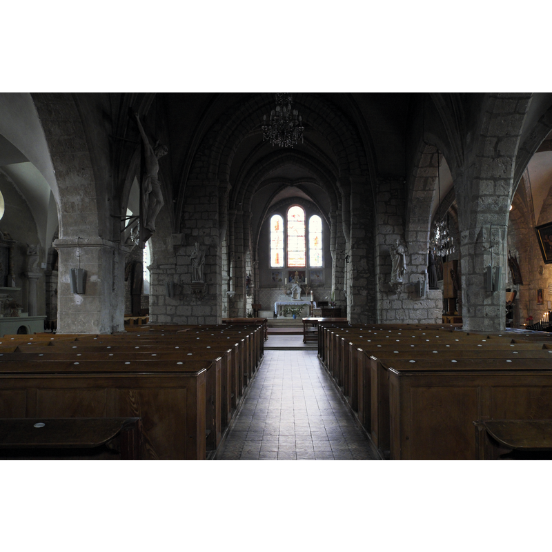 Source caption: "Katholische Kirche Saint-Pierre-Saint-Eutrope in Angerville im Département Essonne (Île-de-France/Frankreich), Innenraum"