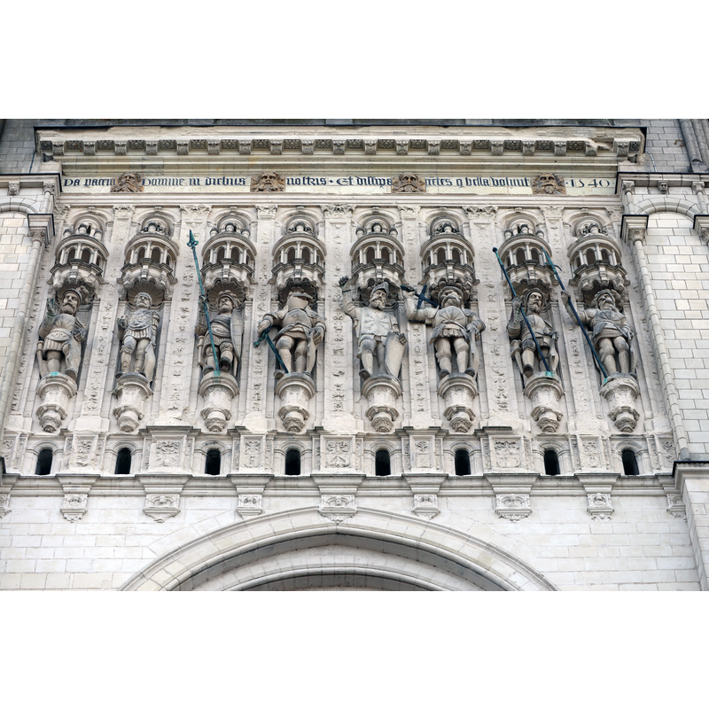 Source caption: "Façade occidentale de la cathédrale Saint-Maurice d'Angers (49). Galerie de Saint-Maurice et ses compagnons martyrs."