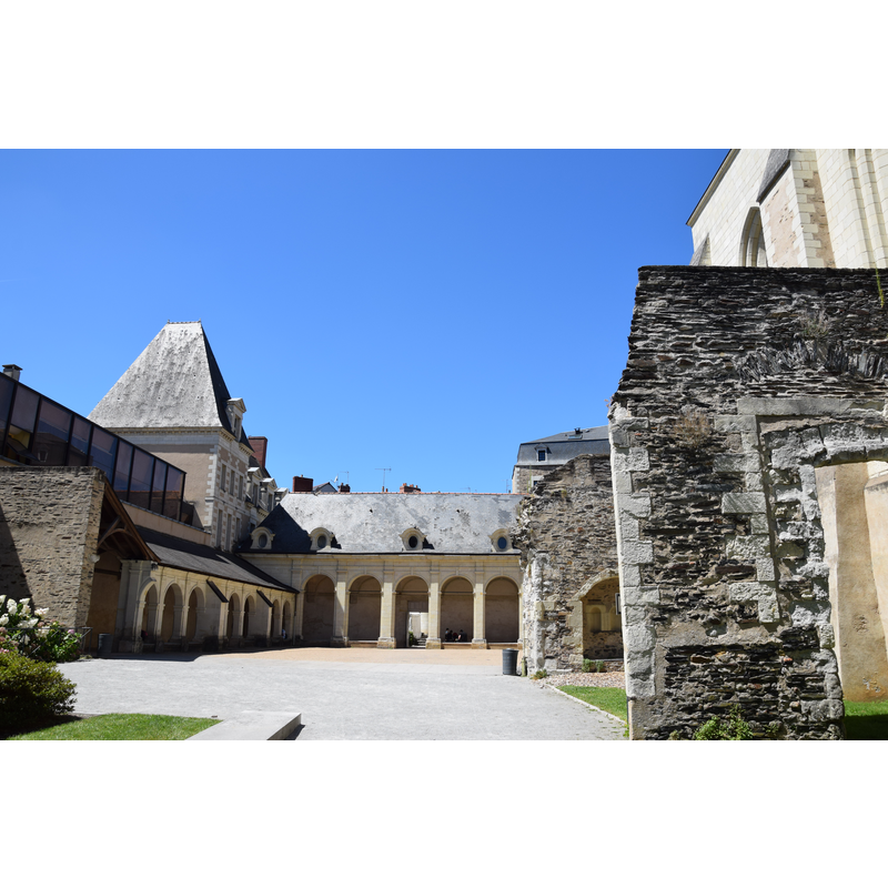 Source caption: "Abbaye Toussaint d'Angers"
