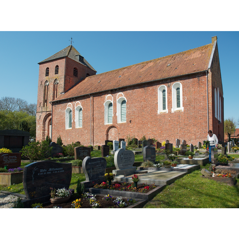 Source caption: "Die ev. reformierten Kirche in Uttum (Ostfriesland) aus dem Jahr 1250. Ansicht aus südlicher Richtung"